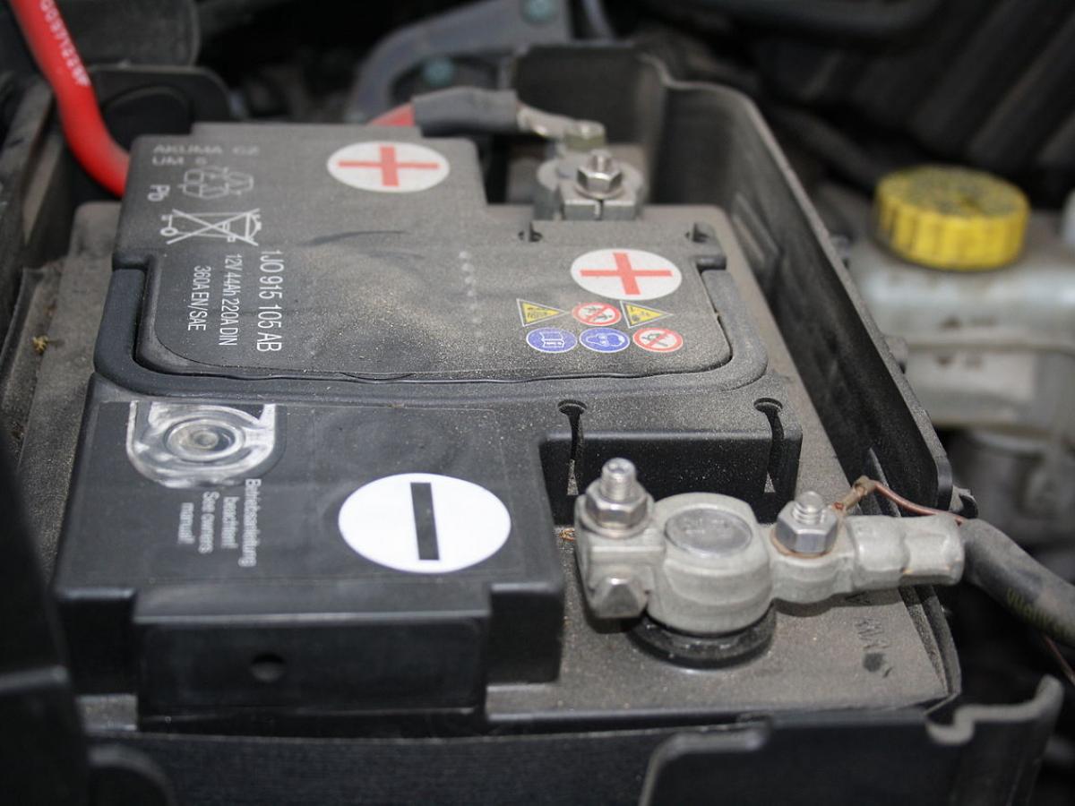 Akumulator 12V w hybrydzie Toyota i Lexus