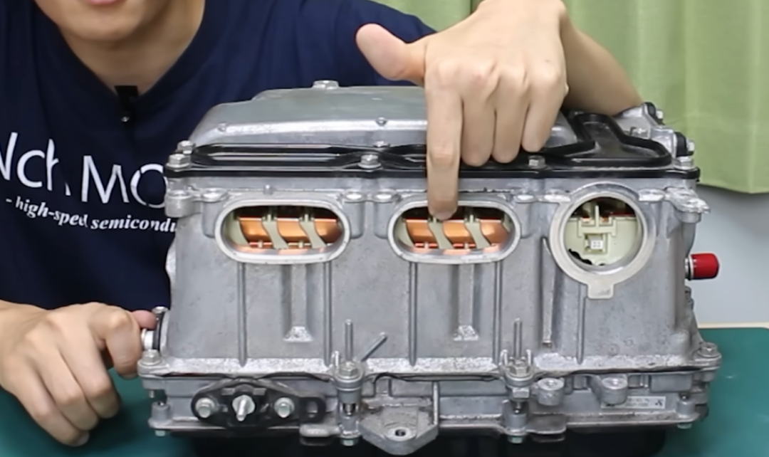 Inwerter i przetwornica DC-DC w hybrydach Toyota i Lexus